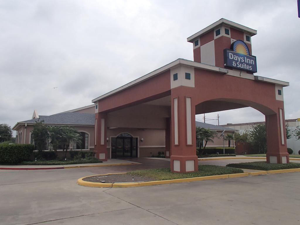 Days Inn & Suites by Wyndham Corpus Christi Central