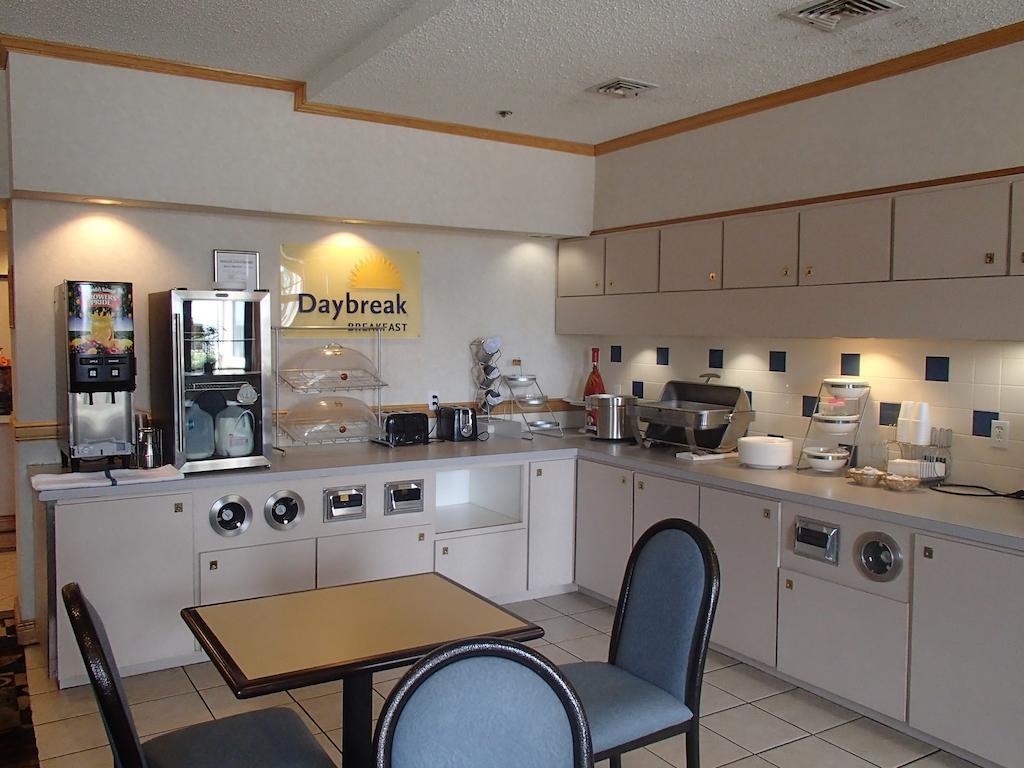 Days Inn & Suites by Wyndham Corpus Christi Central