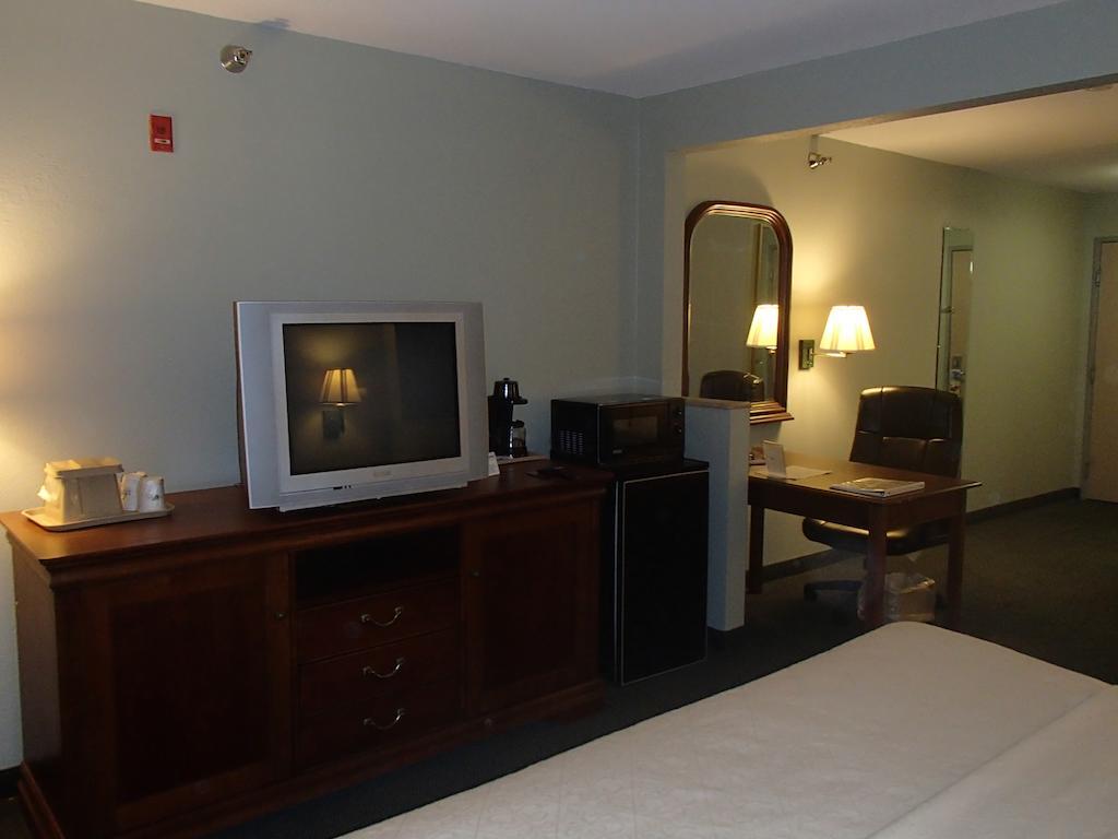 Days Inn & Suites by Wyndham Corpus Christi Central