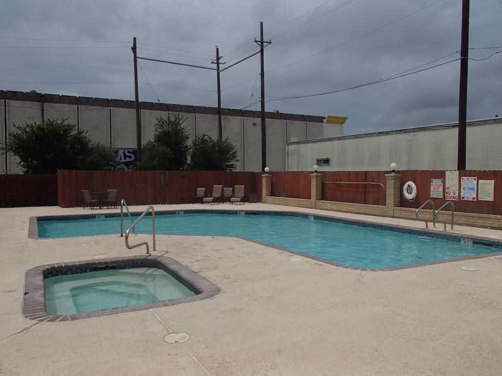 Days Inn & Suites by Wyndham Corpus Christi Central
