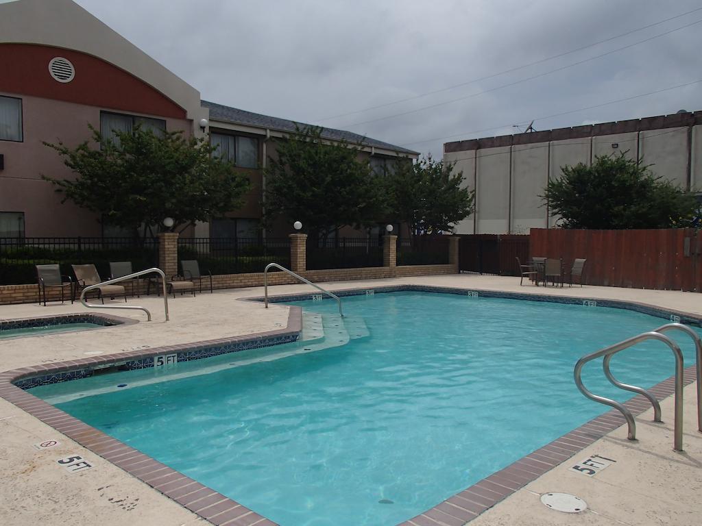 Days Inn & Suites by Wyndham Corpus Christi Central