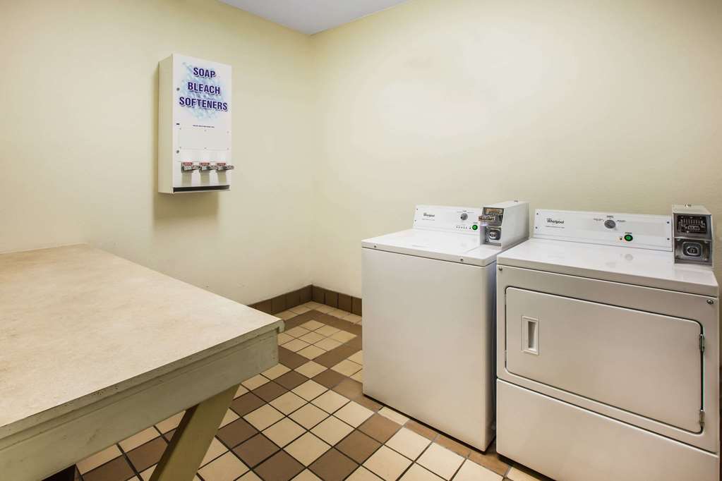 Days Inn & Suites by Wyndham Corpus Christi Central