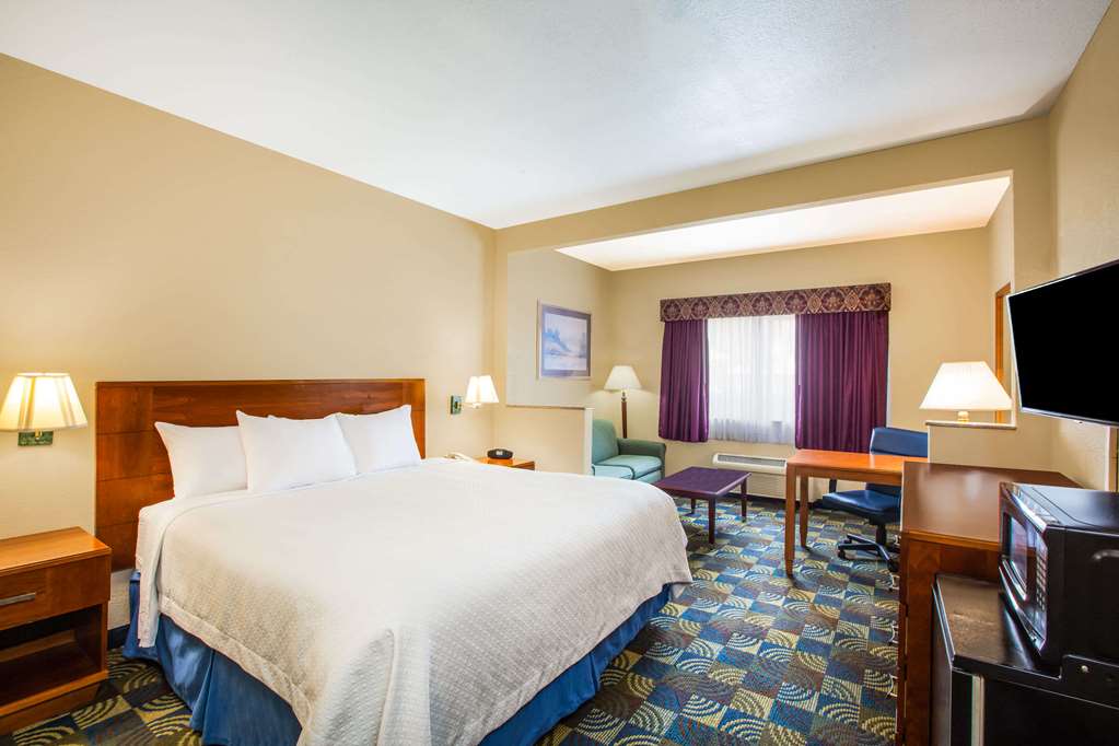 Days Inn & Suites by Wyndham Corpus Christi Central
