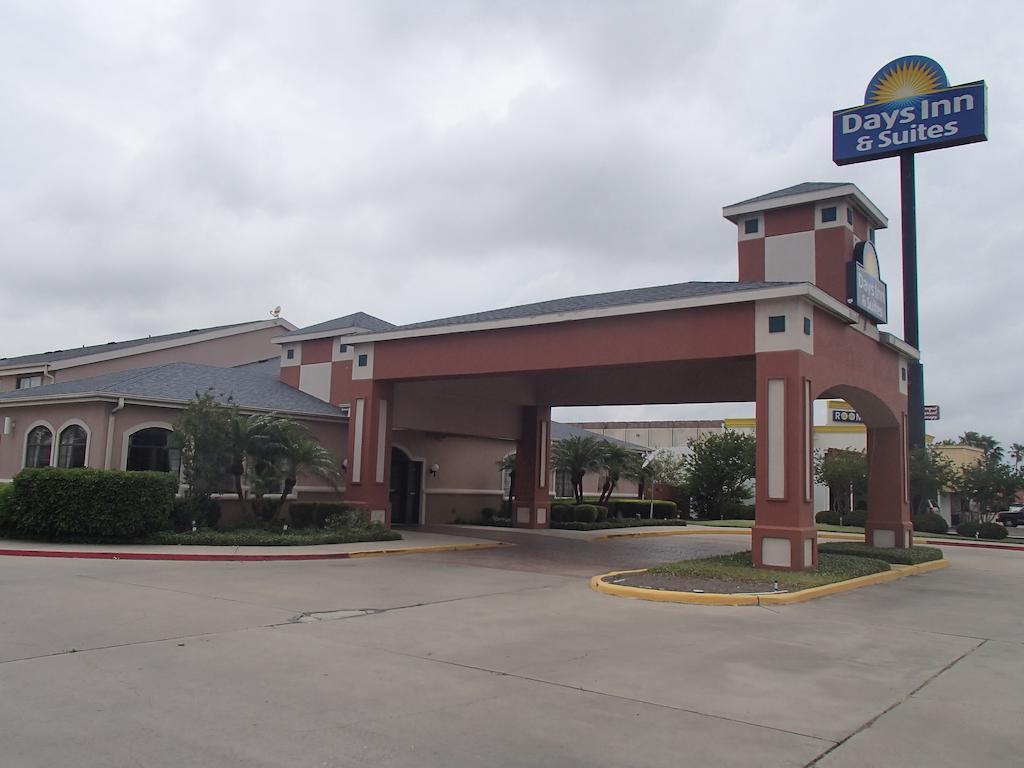 Days Inn & Suites by Wyndham Corpus Christi Central