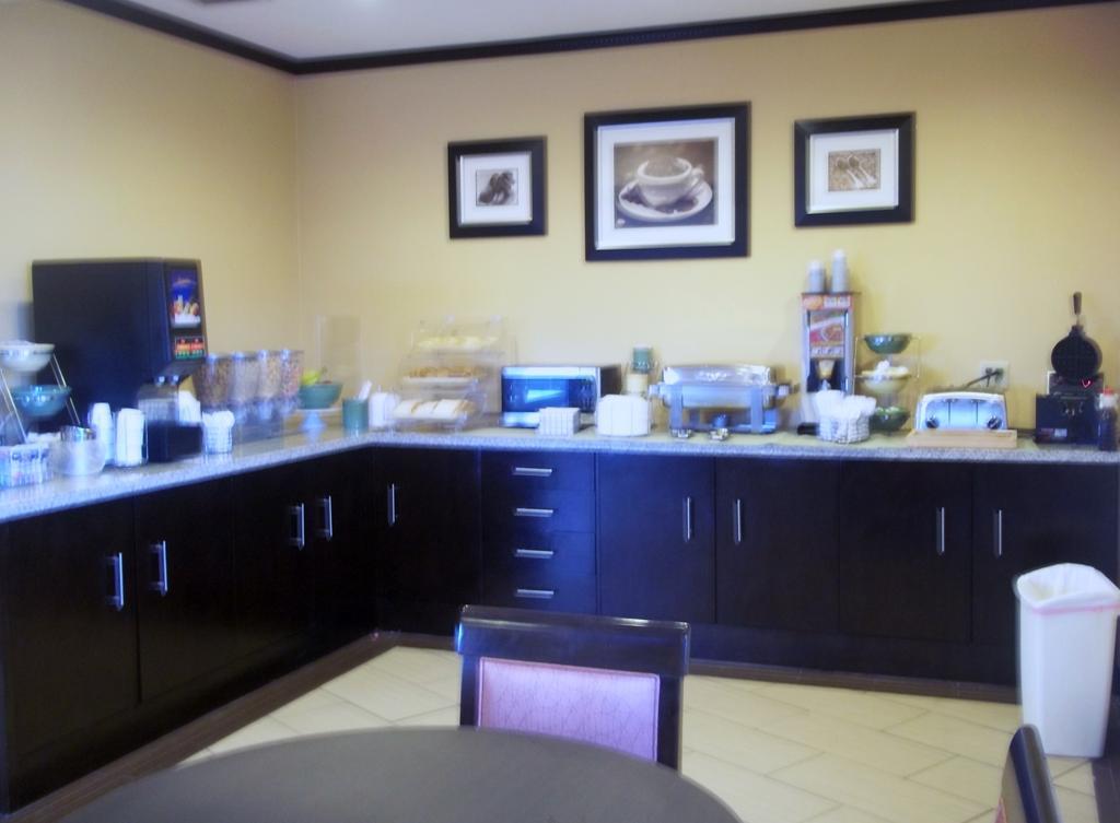 Rodeway Inn & Suites