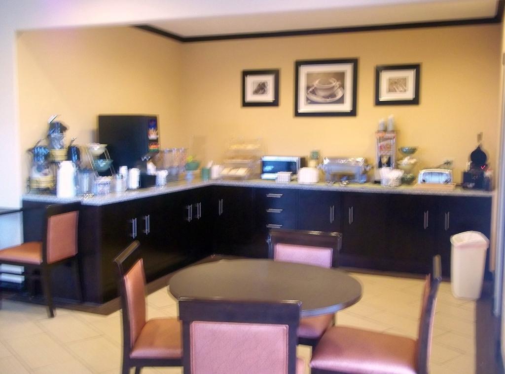 Rodeway Inn & Suites