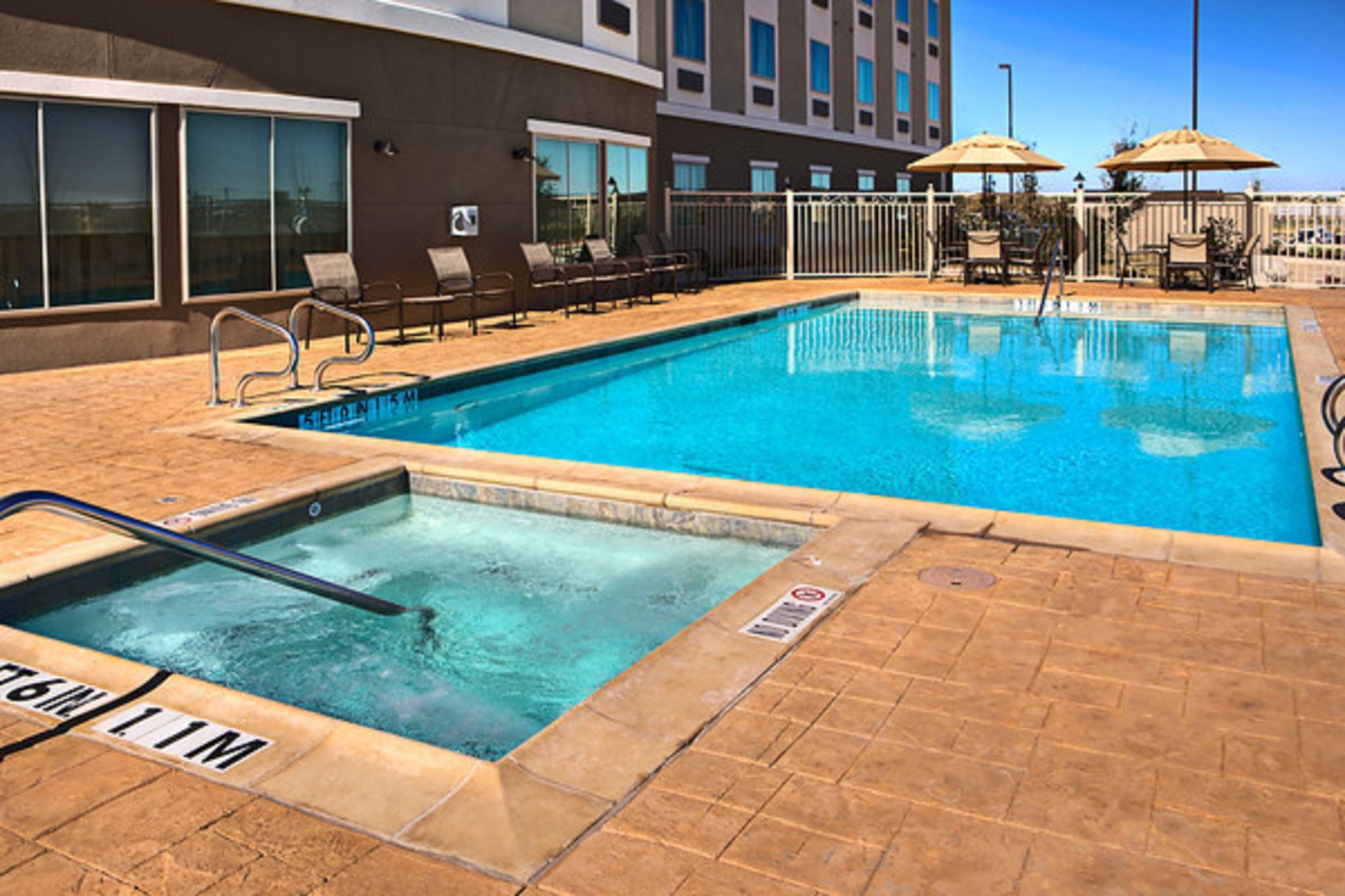 Holiday Inn Express Hotel & Suites Cotulla