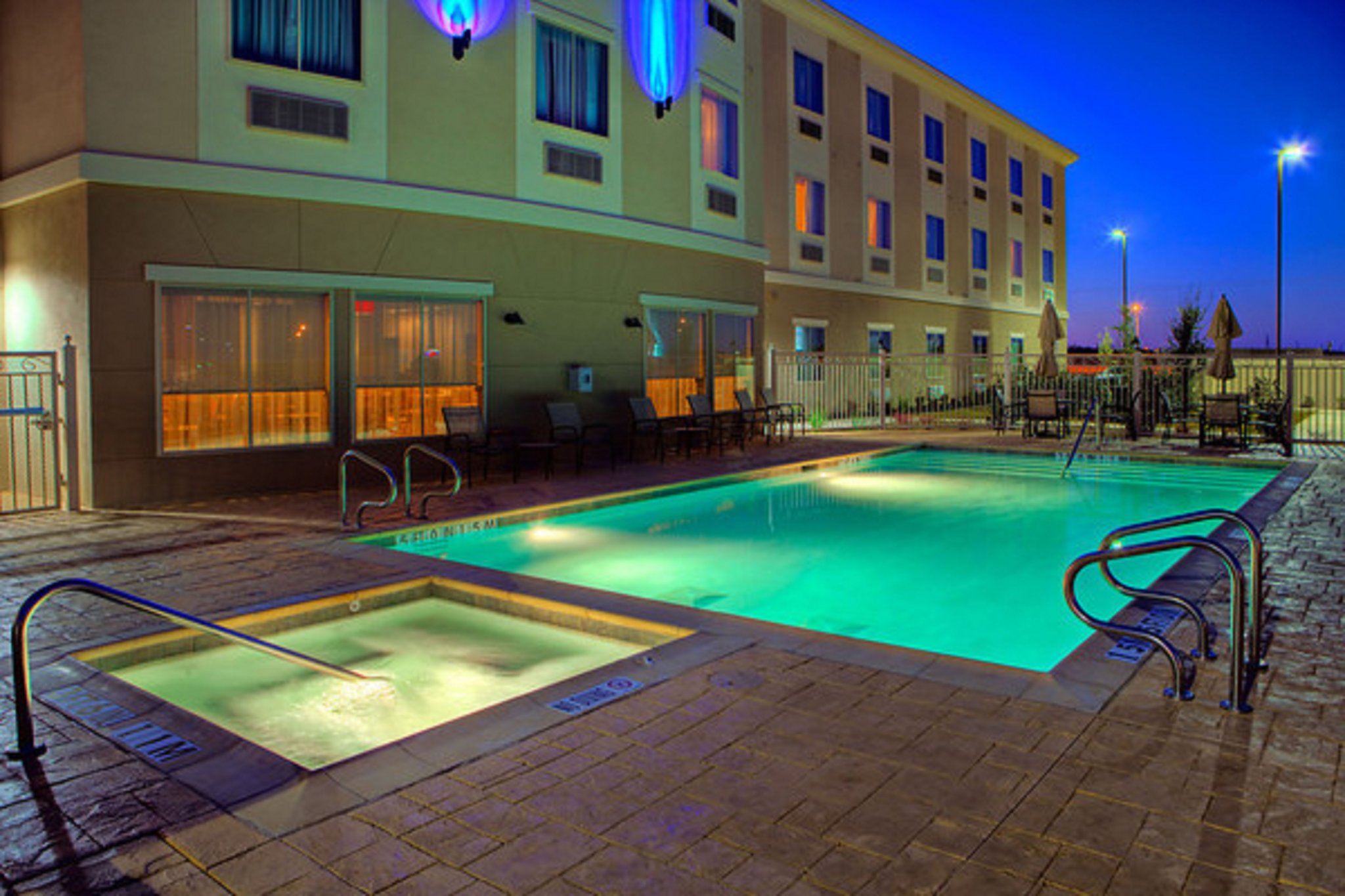 Holiday Inn Express Hotel & Suites Cotulla