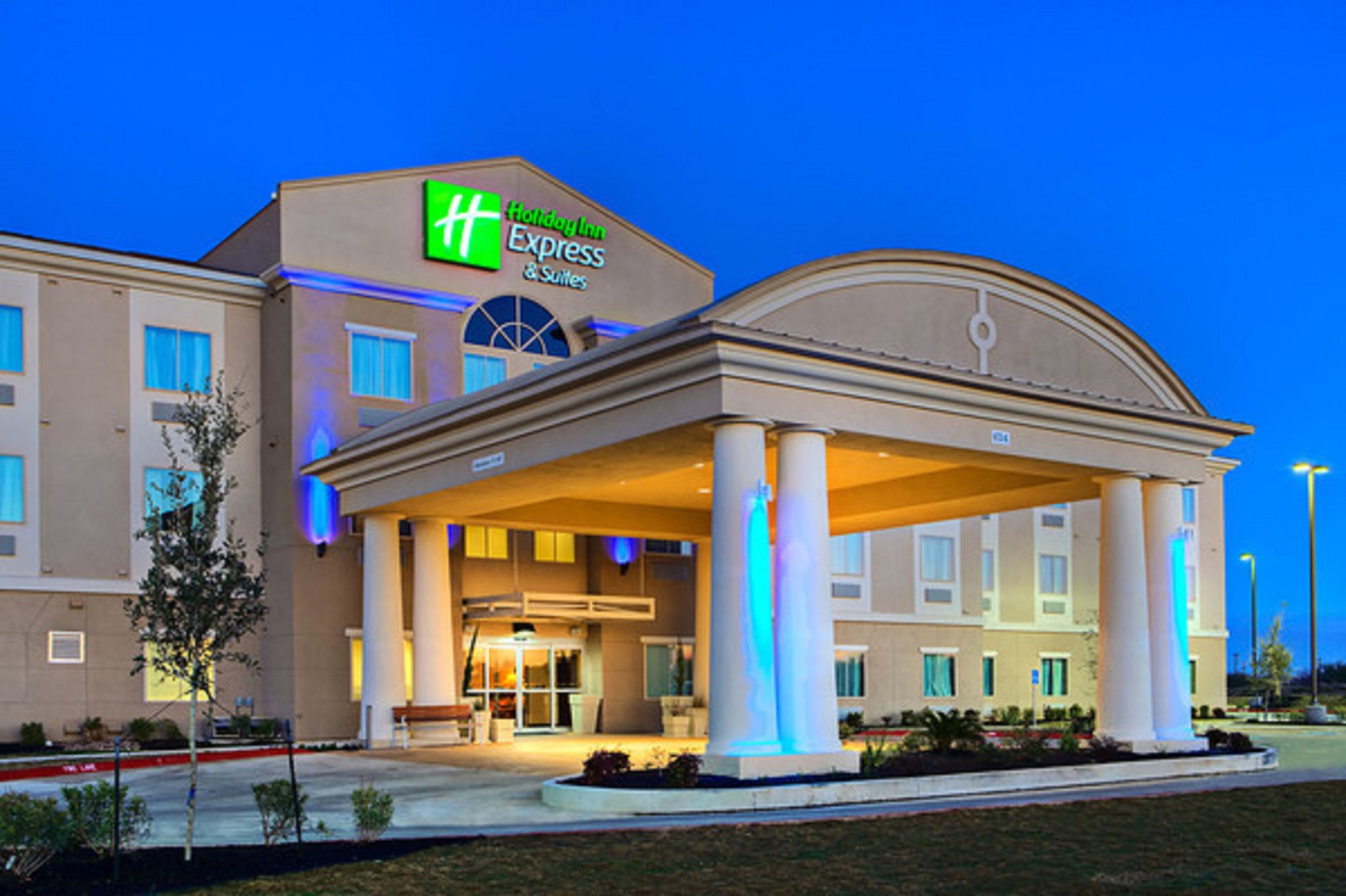 Holiday Inn Express Hotel & Suites Cotulla