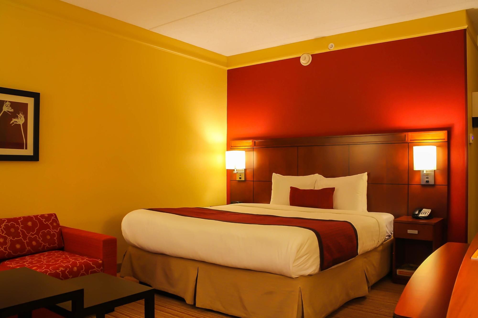 Super 8 by Wyndham Dallas Love Field Airport