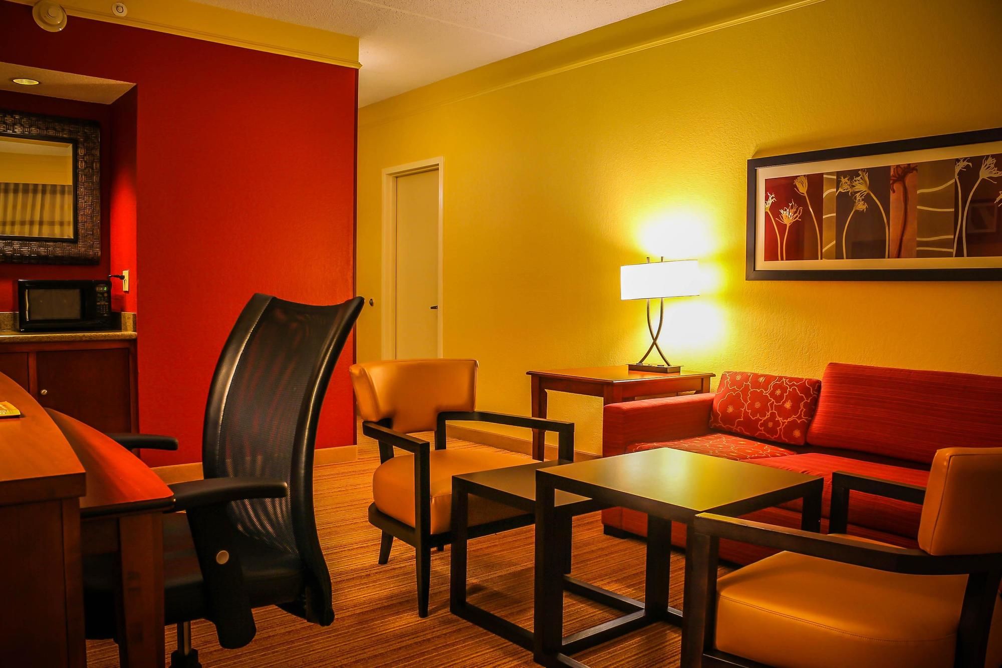 Super 8 by Wyndham Dallas Love Field Airport