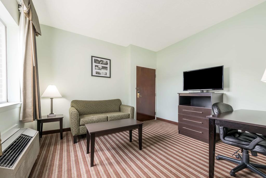 Days Inn & Suites by Wyndham Dallas