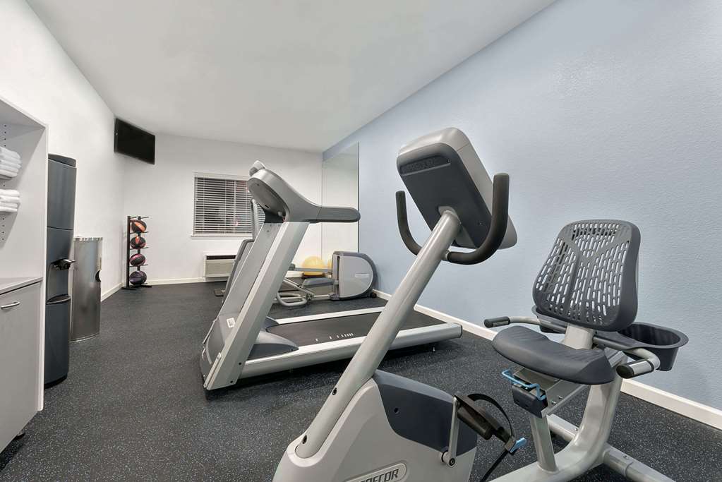 Days Inn & Suites by Wyndham Dallas