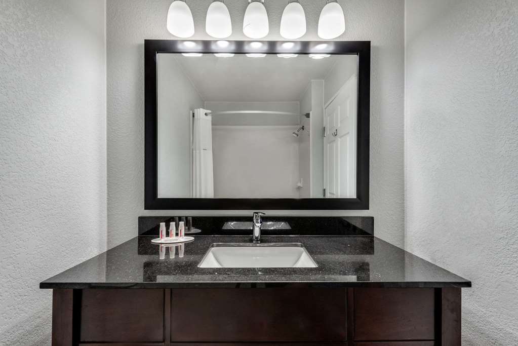 Days Inn & Suites by Wyndham Dallas