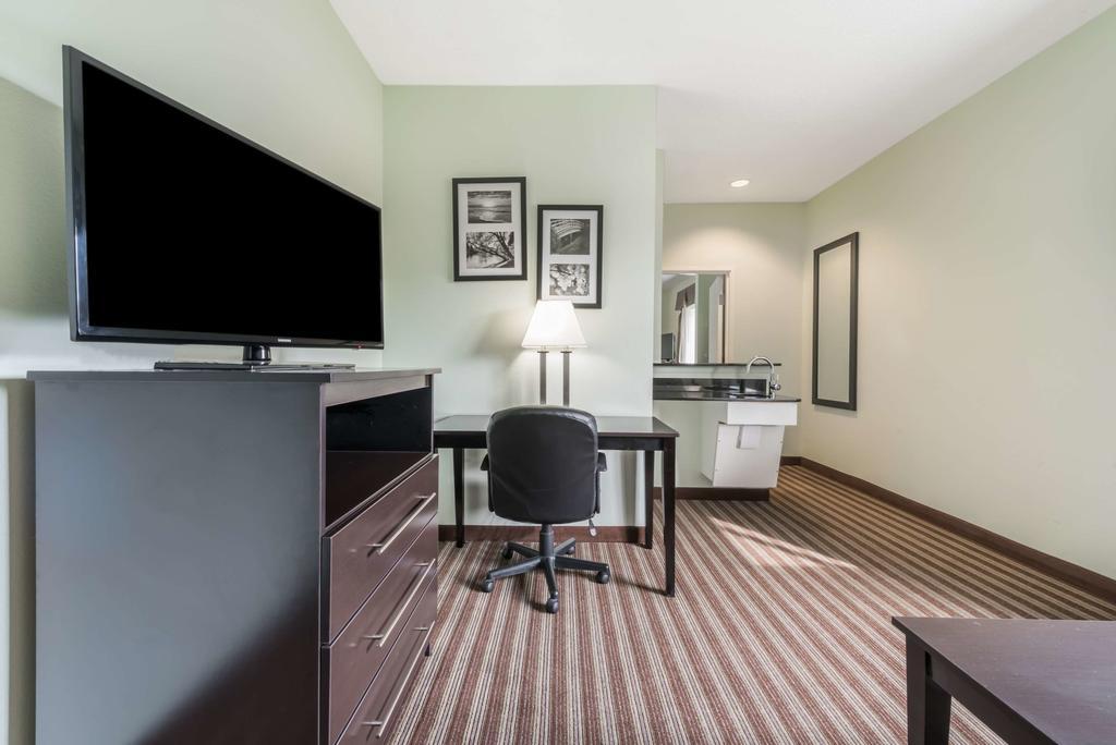 Days Inn & Suites by Wyndham Dallas