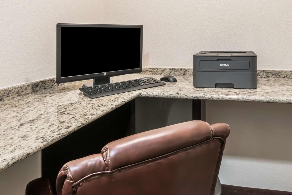 Days Inn & Suites by Wyndham Dallas