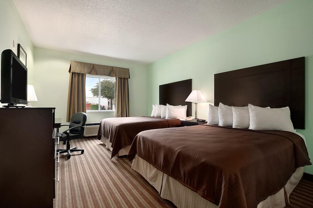 Days Inn & Suites by Wyndham Dallas