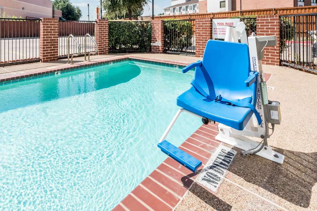 Days Inn & Suites by Wyndham Dallas
