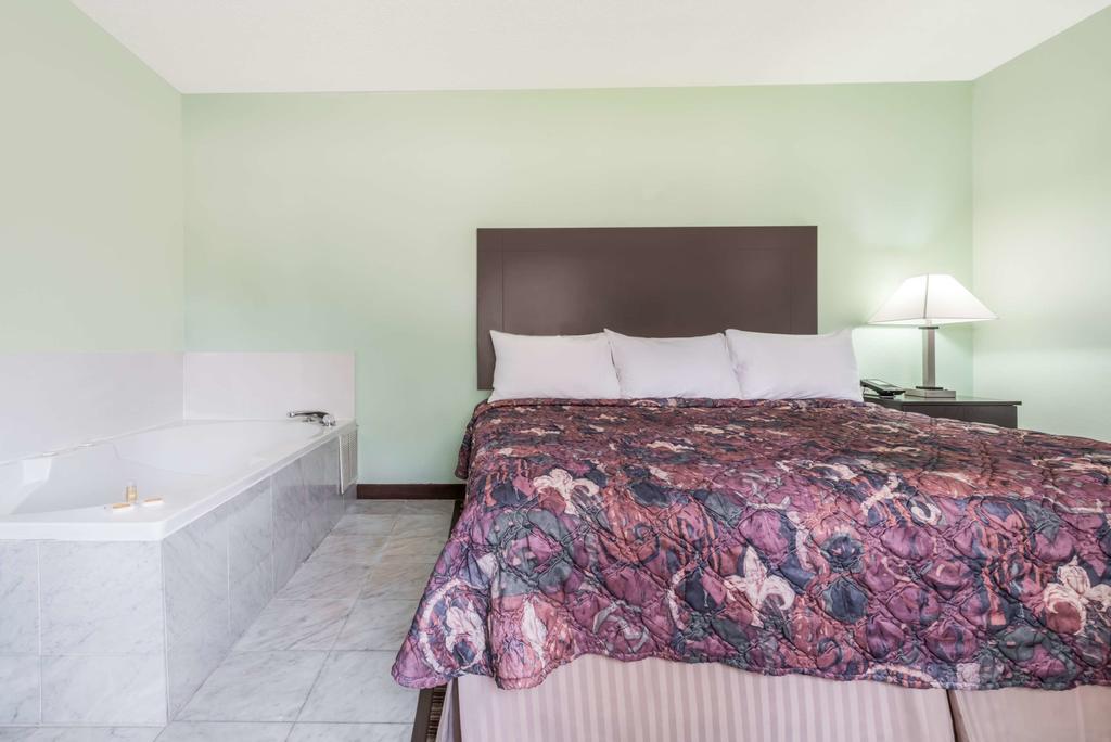 Days Inn & Suites by Wyndham Dallas