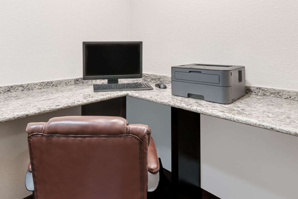 Days Inn & Suites by Wyndham Dallas