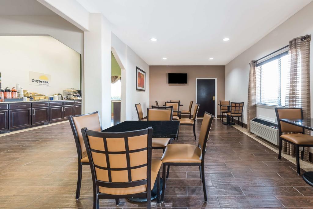 Days Inn & Suites by Wyndham Dallas
