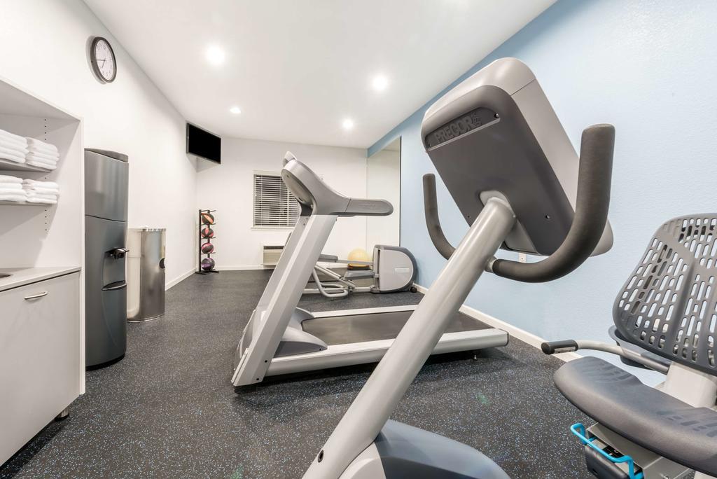 Days Inn & Suites by Wyndham Dallas