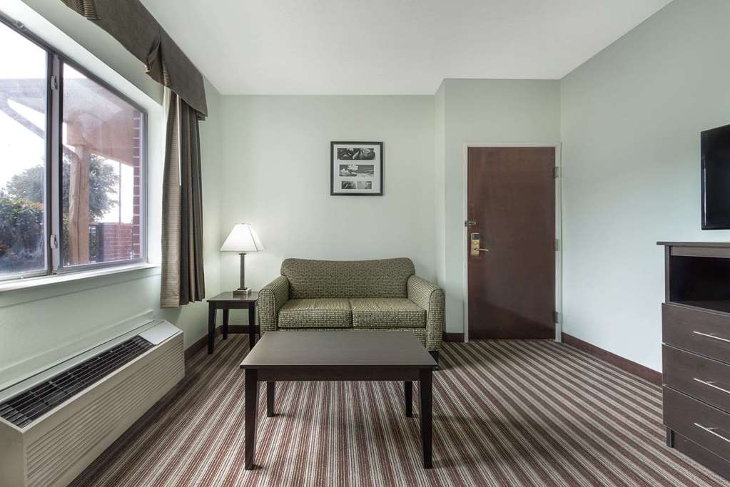 Days Inn & Suites by Wyndham Dallas