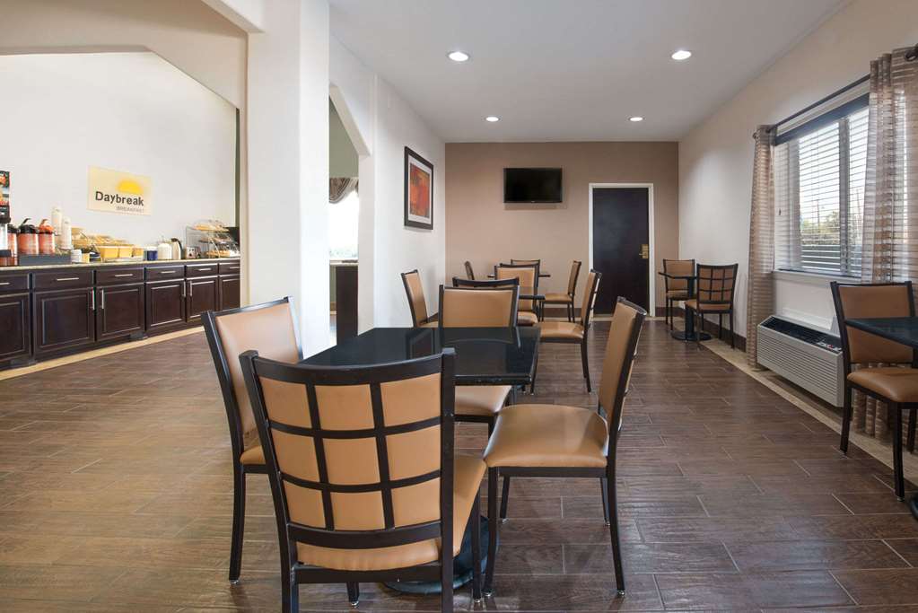 Days Inn & Suites by Wyndham Dallas