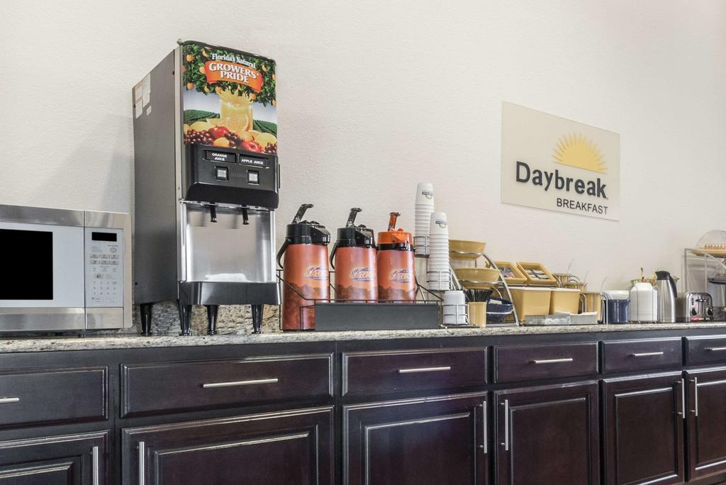 Days Inn & Suites by Wyndham Dallas