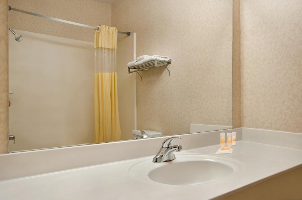 Days Inn & Suites by Wyndham Dallas