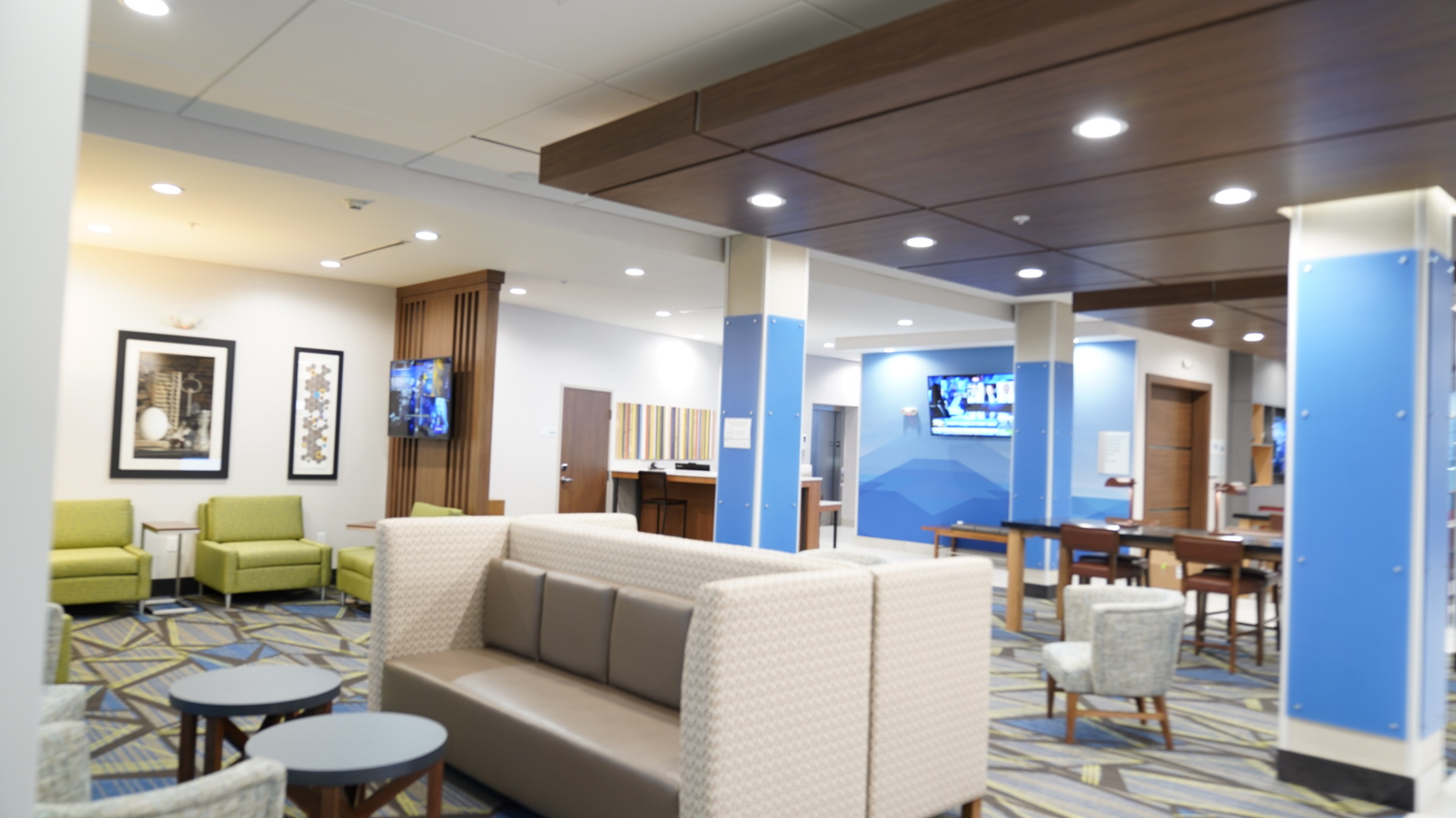 Holiday Inn Express & Suites Dallas Market Center - Love Field