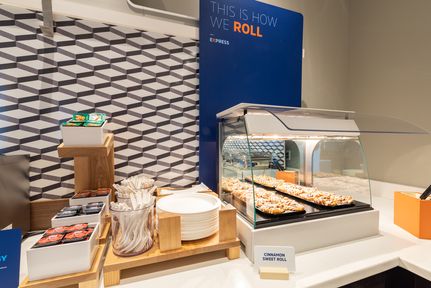 Holiday Inn Express & Suites Dallas Market Center - Love Field