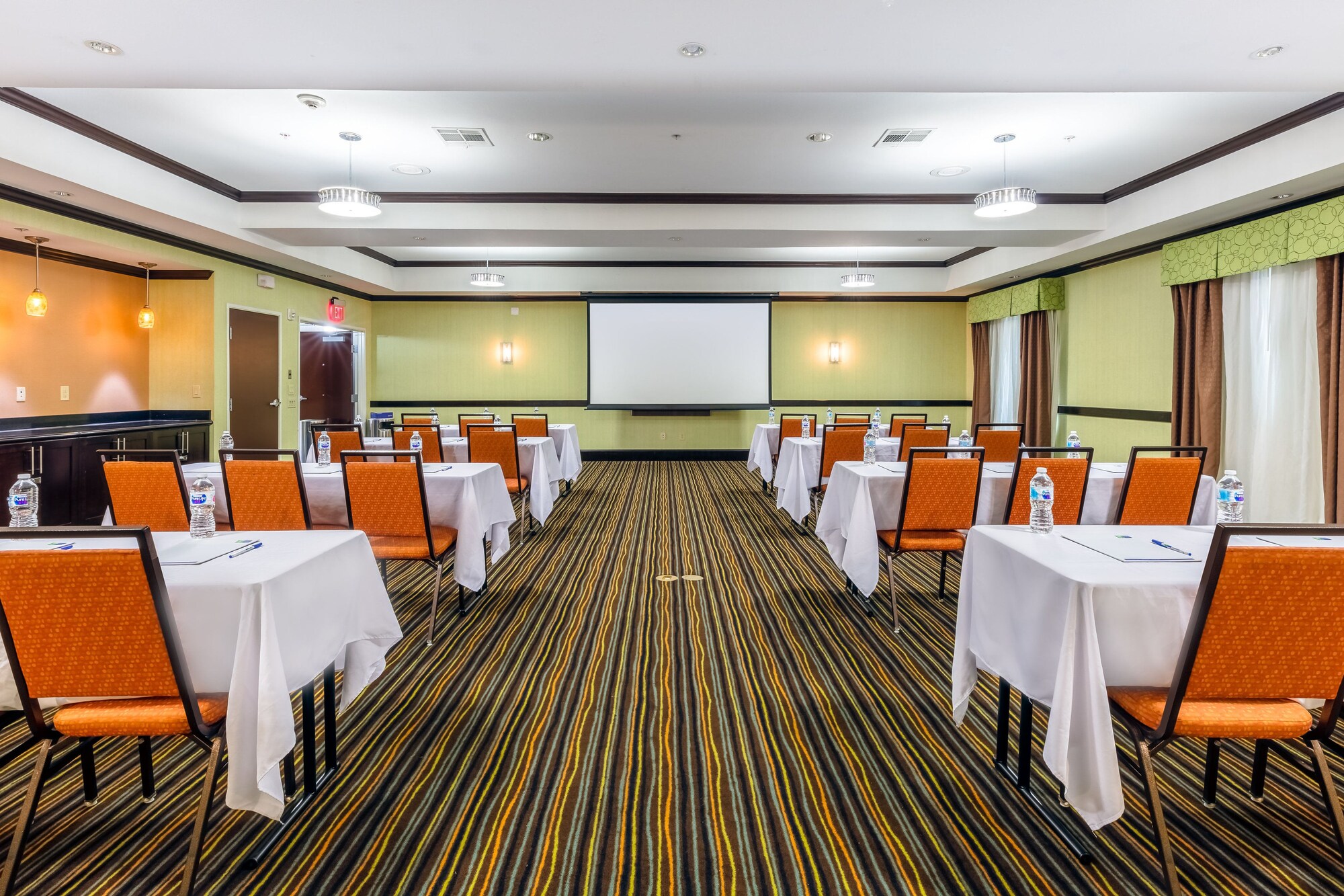 Holiday Inn Express Hotel & Suites Dallas West