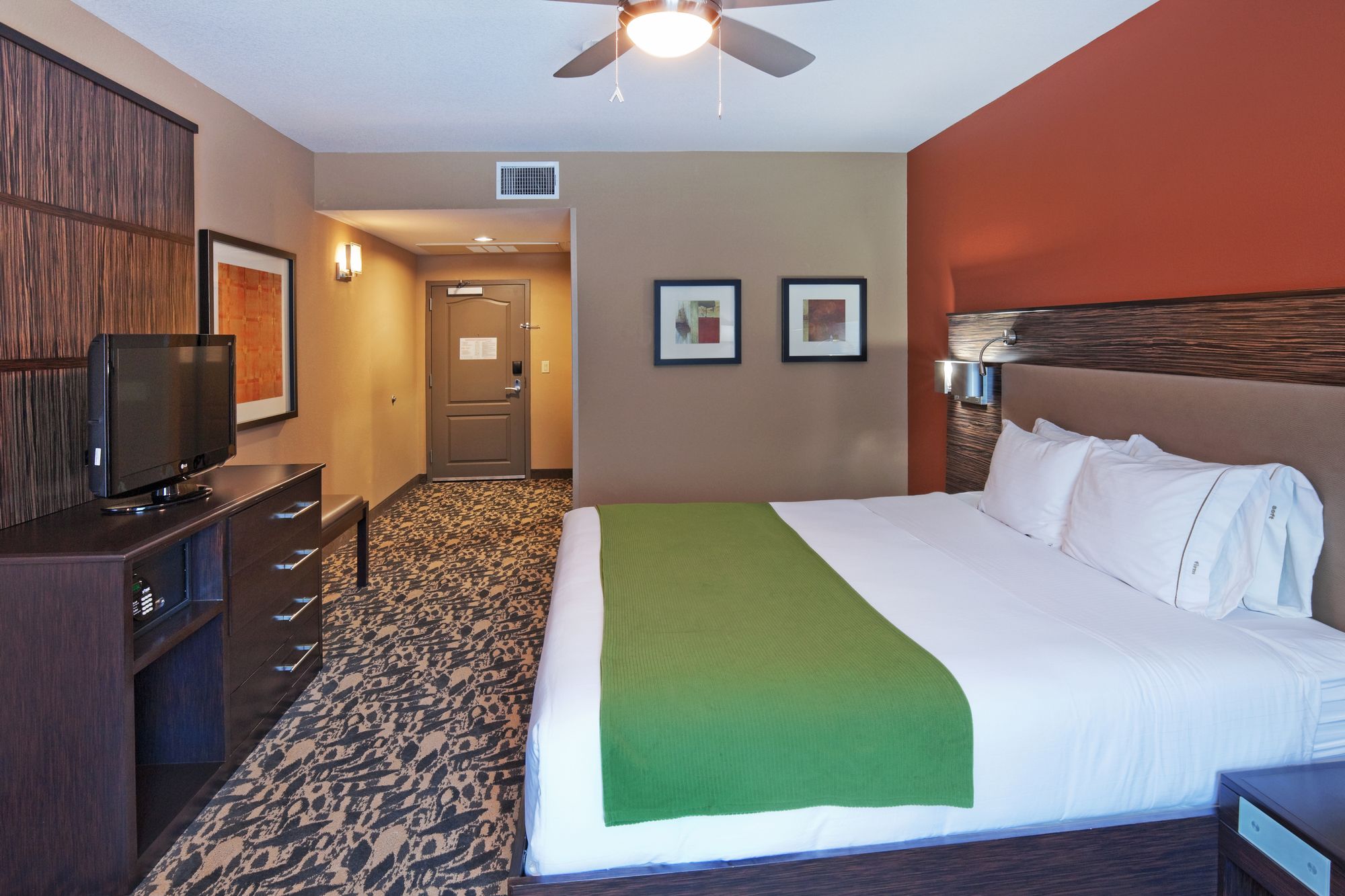 Holiday Inn Express Hotel & Suites North Dallas At Preston