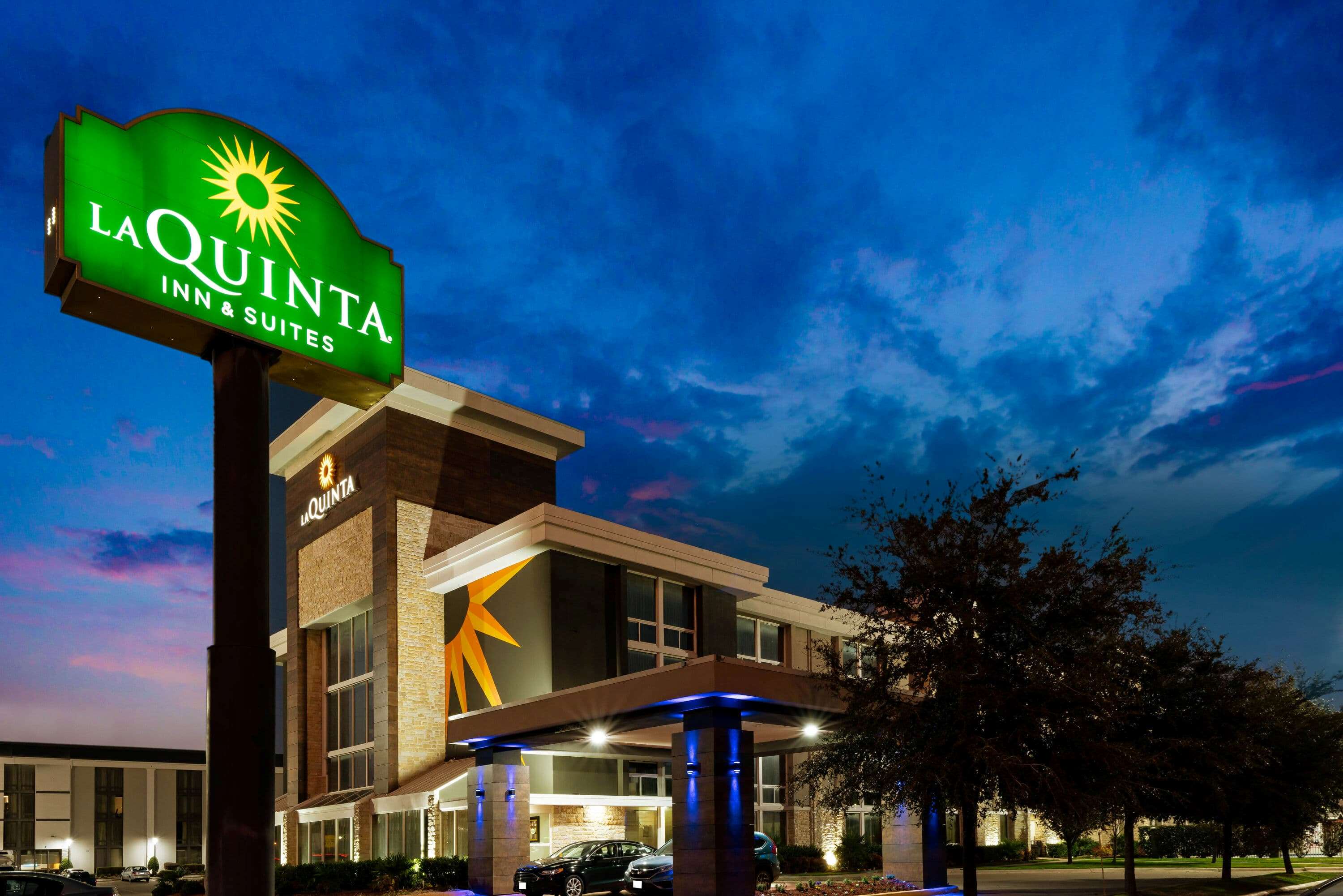 La Quinta Inn & Suites by Wyndham Dallas I-35 Walnut Hill Ln