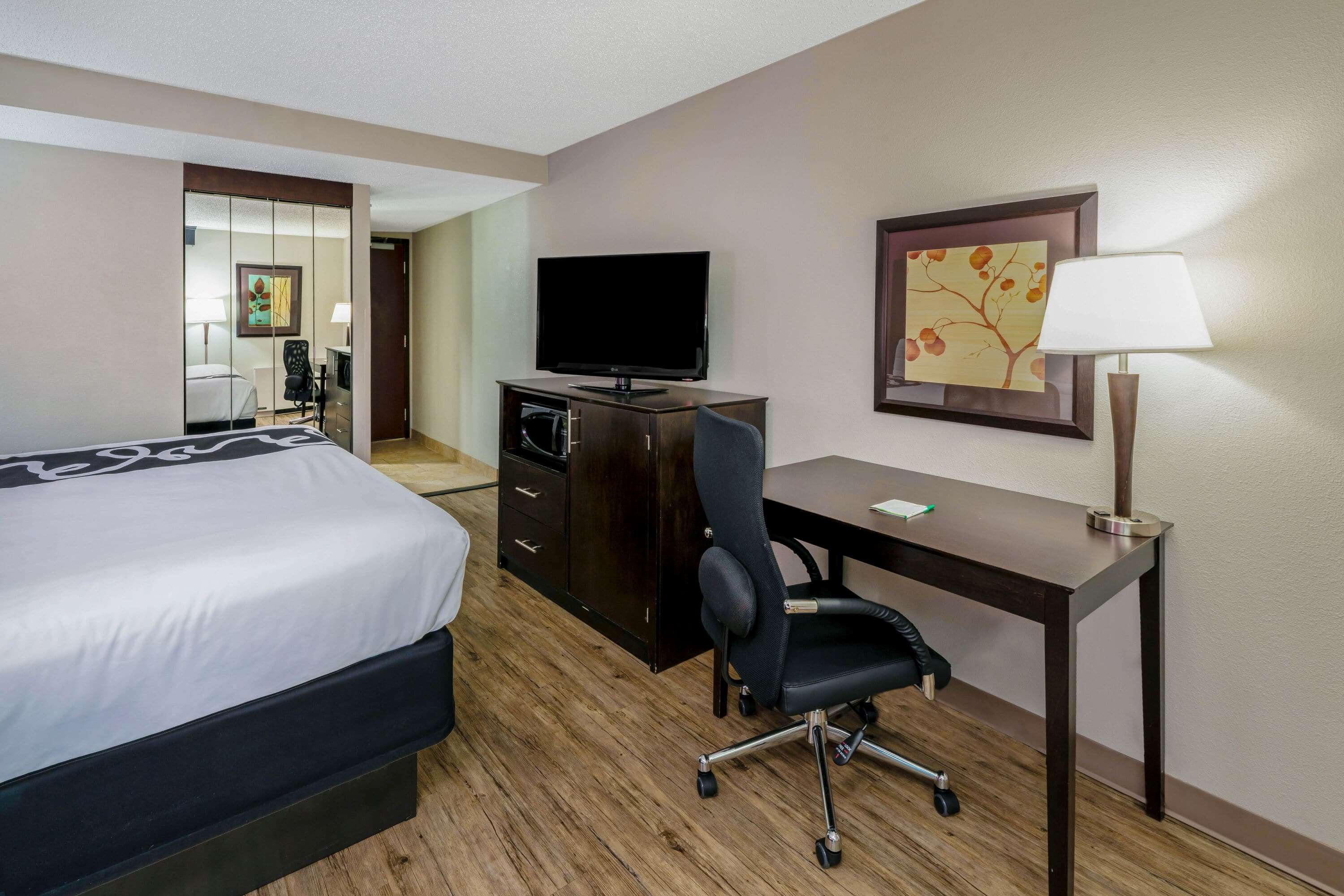 La Quinta Inn & Suites by Wyndham Dallas I-35 Walnut Hill Ln