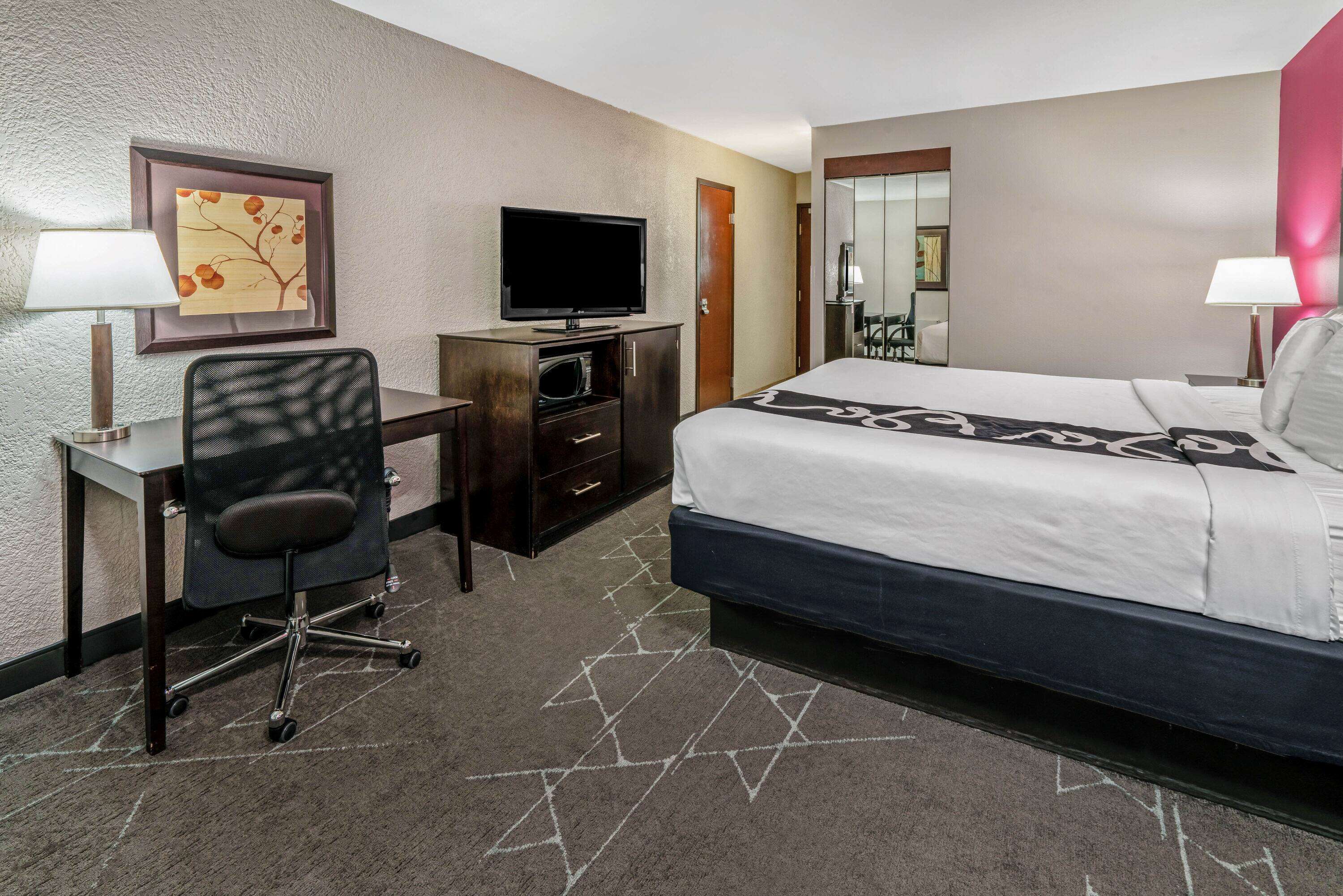 La Quinta Inn & Suites by Wyndham Dallas I-35 Walnut Hill Ln