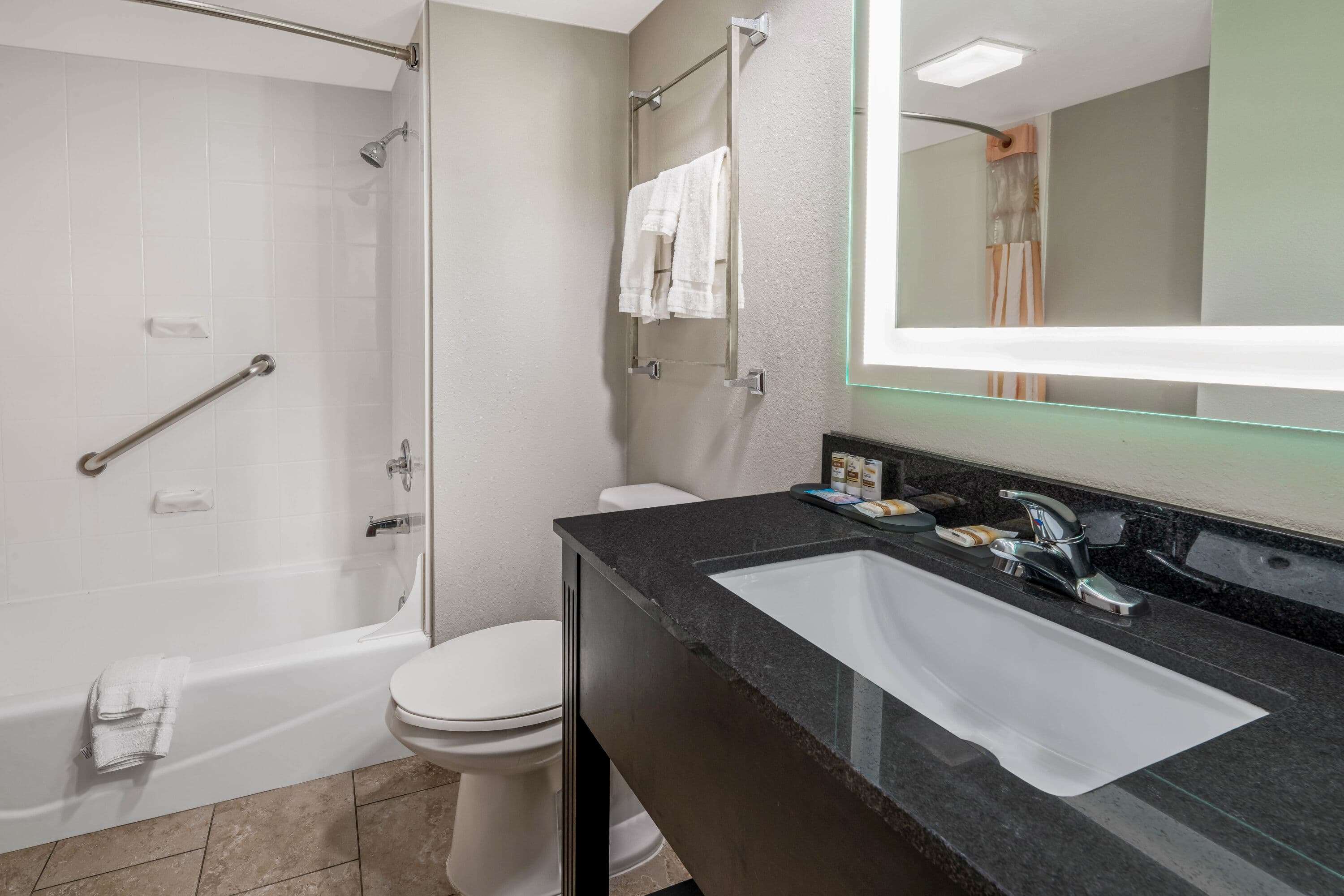 La Quinta Inn & Suites by Wyndham Dallas I-35 Walnut Hill Ln