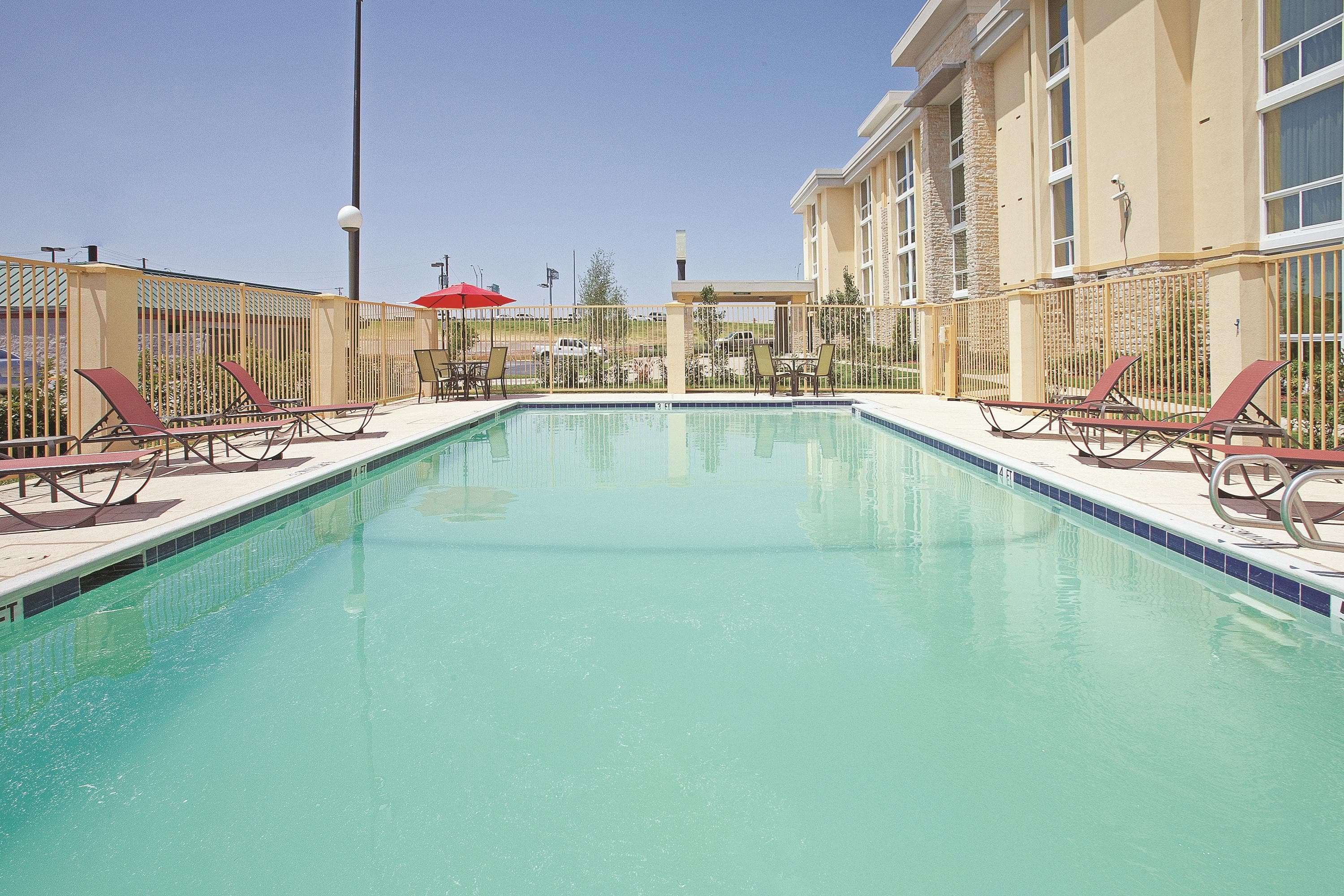 La Quinta Inn & Suites by Wyndham Dallas I-35 Walnut Hill Ln