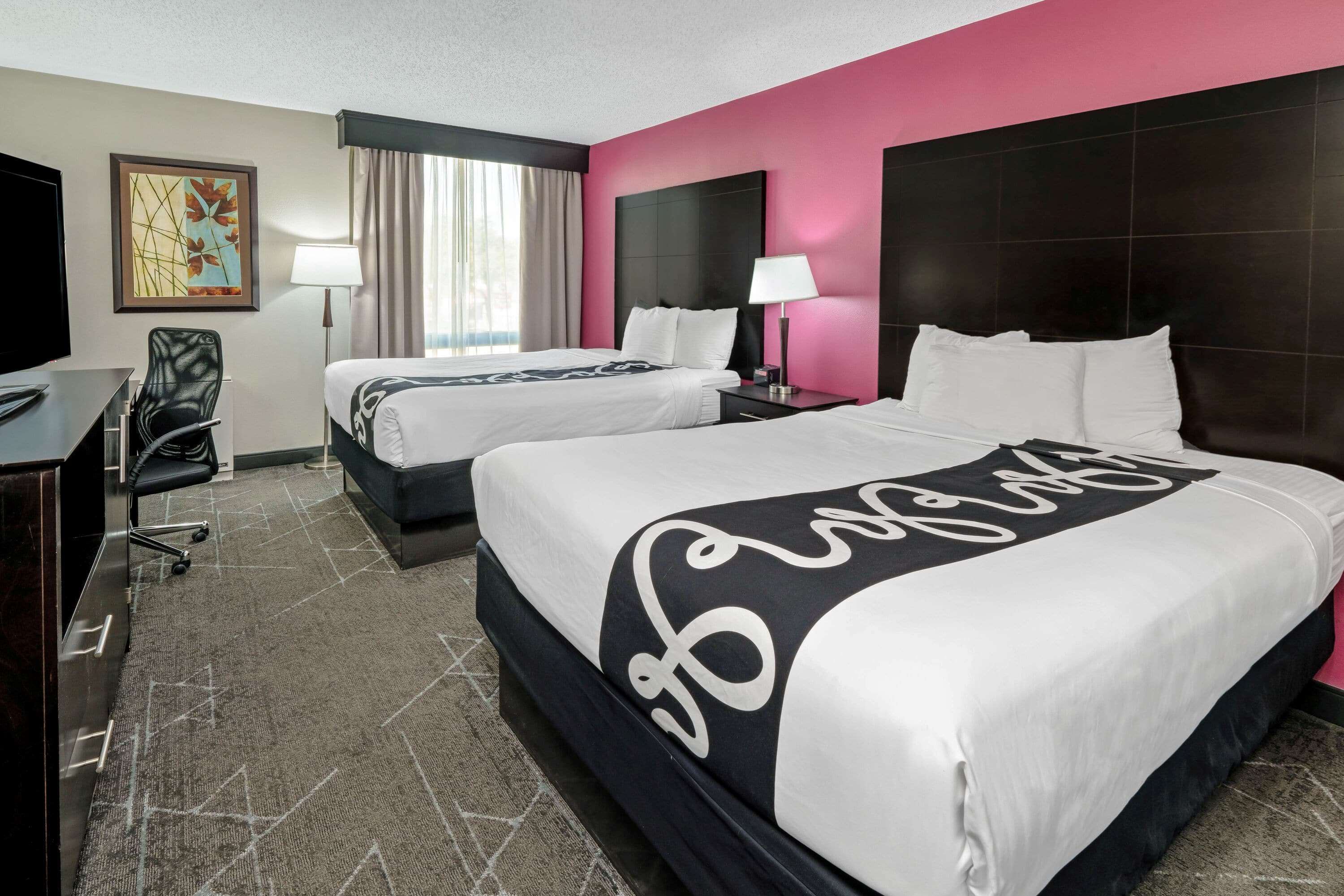 La Quinta Inn & Suites by Wyndham Dallas I-35 Walnut Hill Ln