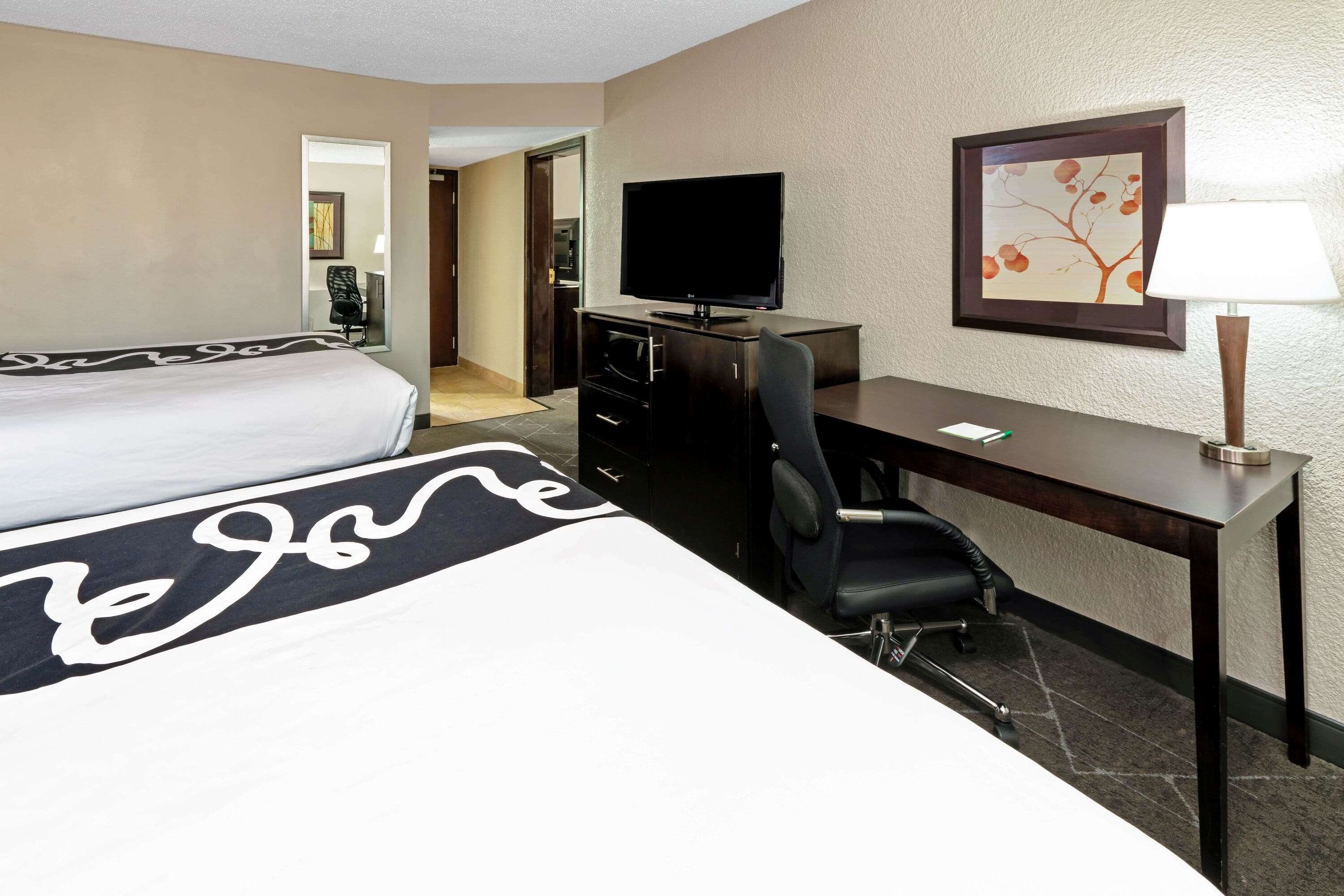 La Quinta Inn & Suites by Wyndham Dallas I-35 Walnut Hill Ln