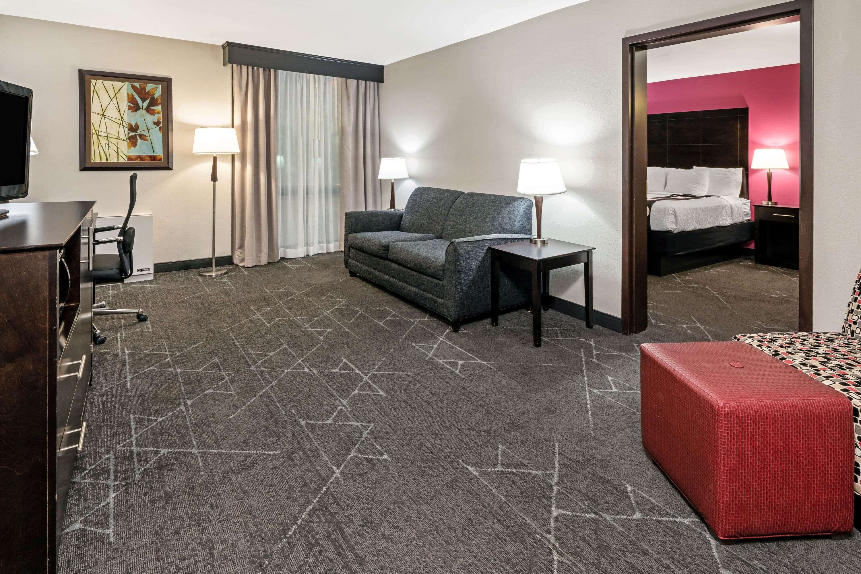 La Quinta Inn & Suites by Wyndham Dallas I-35 Walnut Hill Ln