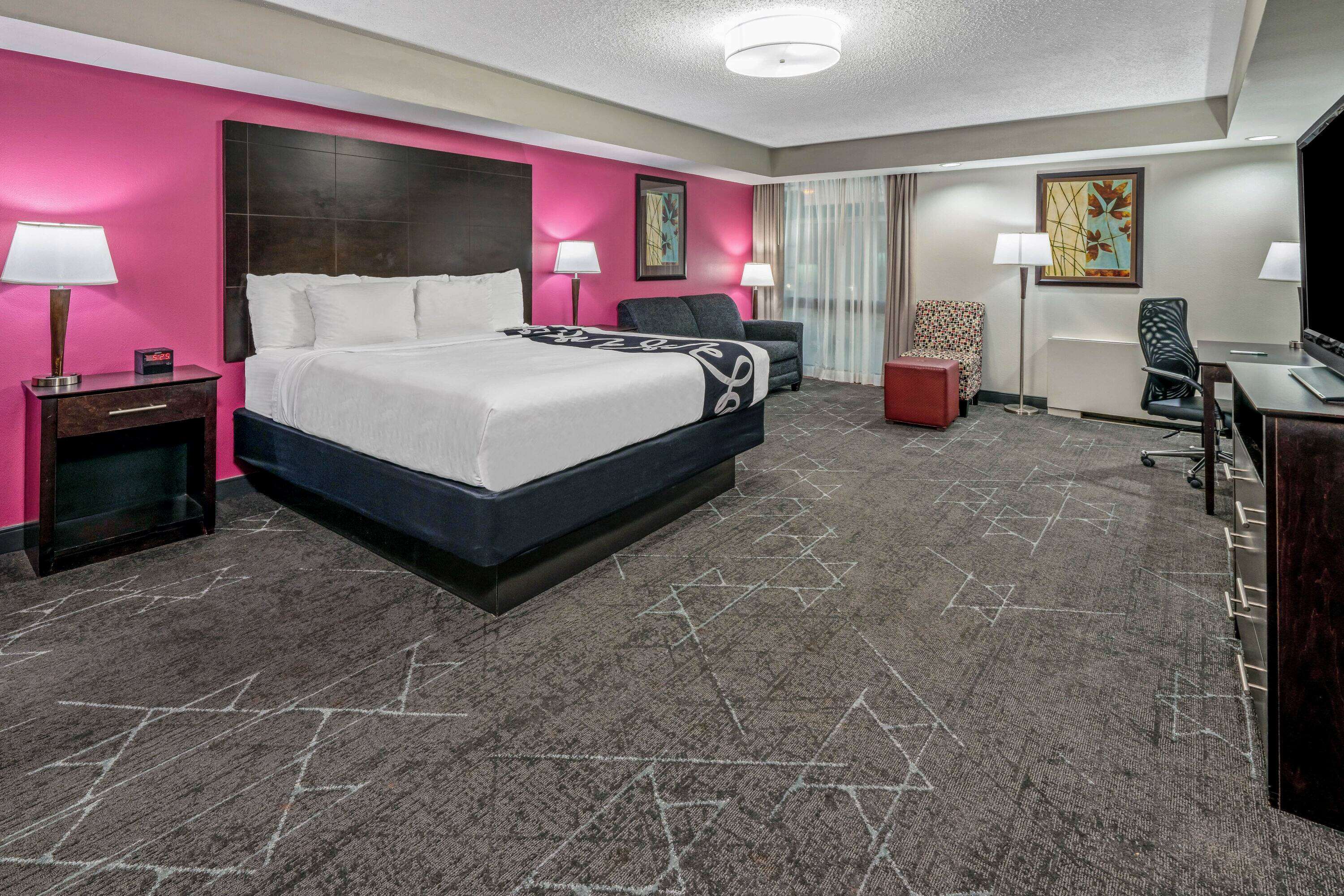 La Quinta Inn & Suites by Wyndham Dallas I-35 Walnut Hill Ln