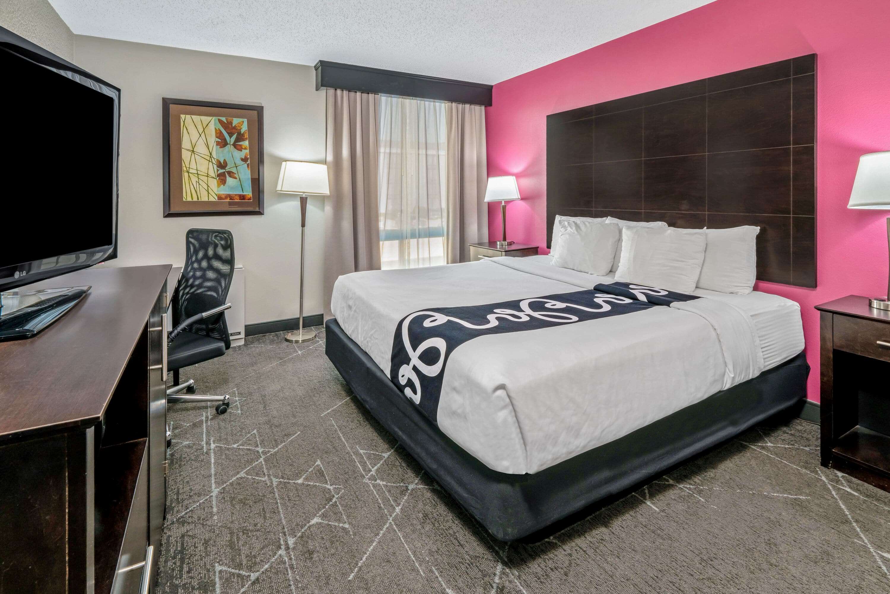 La Quinta Inn & Suites by Wyndham Dallas I-35 Walnut Hill Ln
