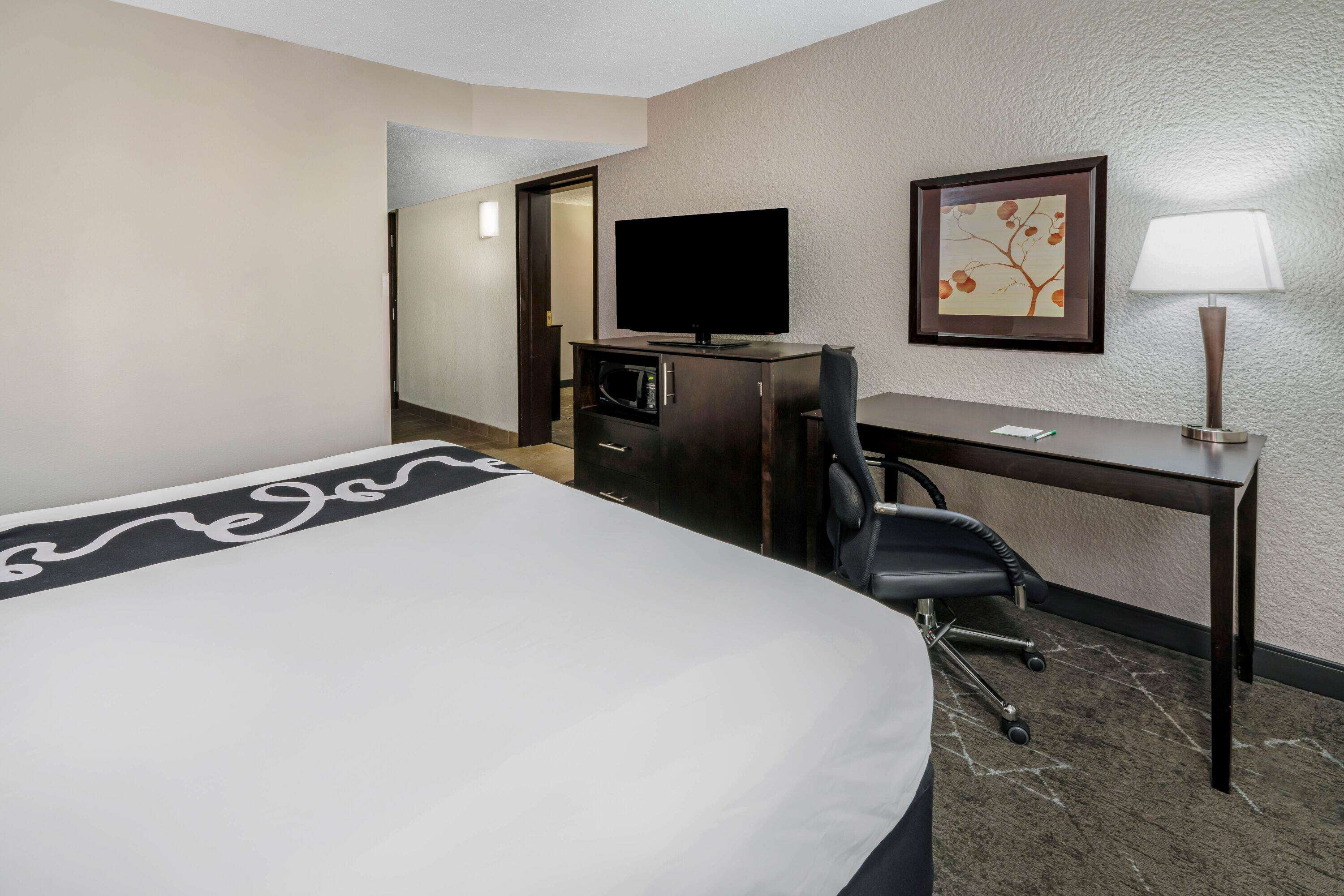 La Quinta Inn & Suites by Wyndham Dallas I-35 Walnut Hill Ln