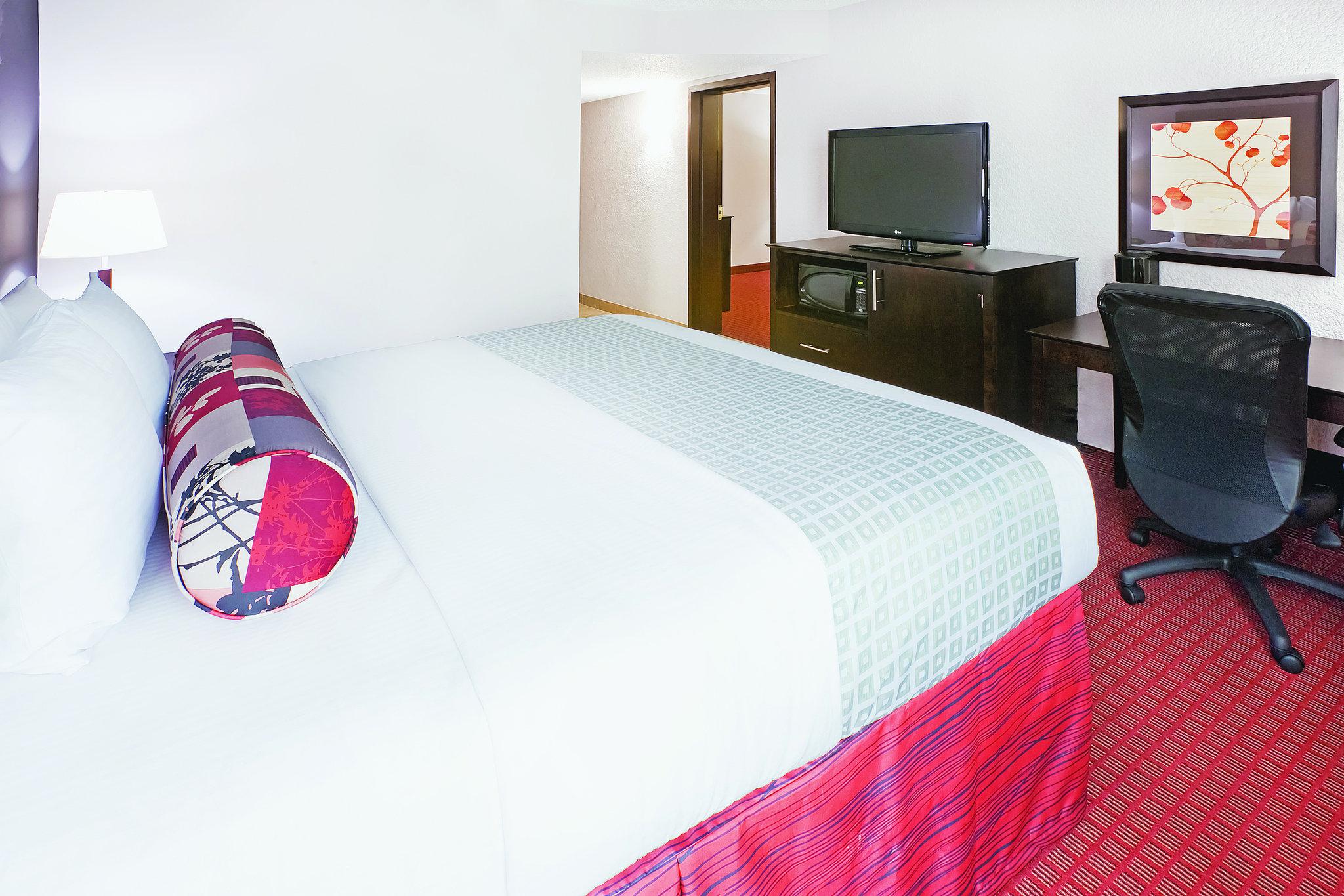 La Quinta Inn & Suites by Wyndham Dallas I-35 Walnut Hill Ln