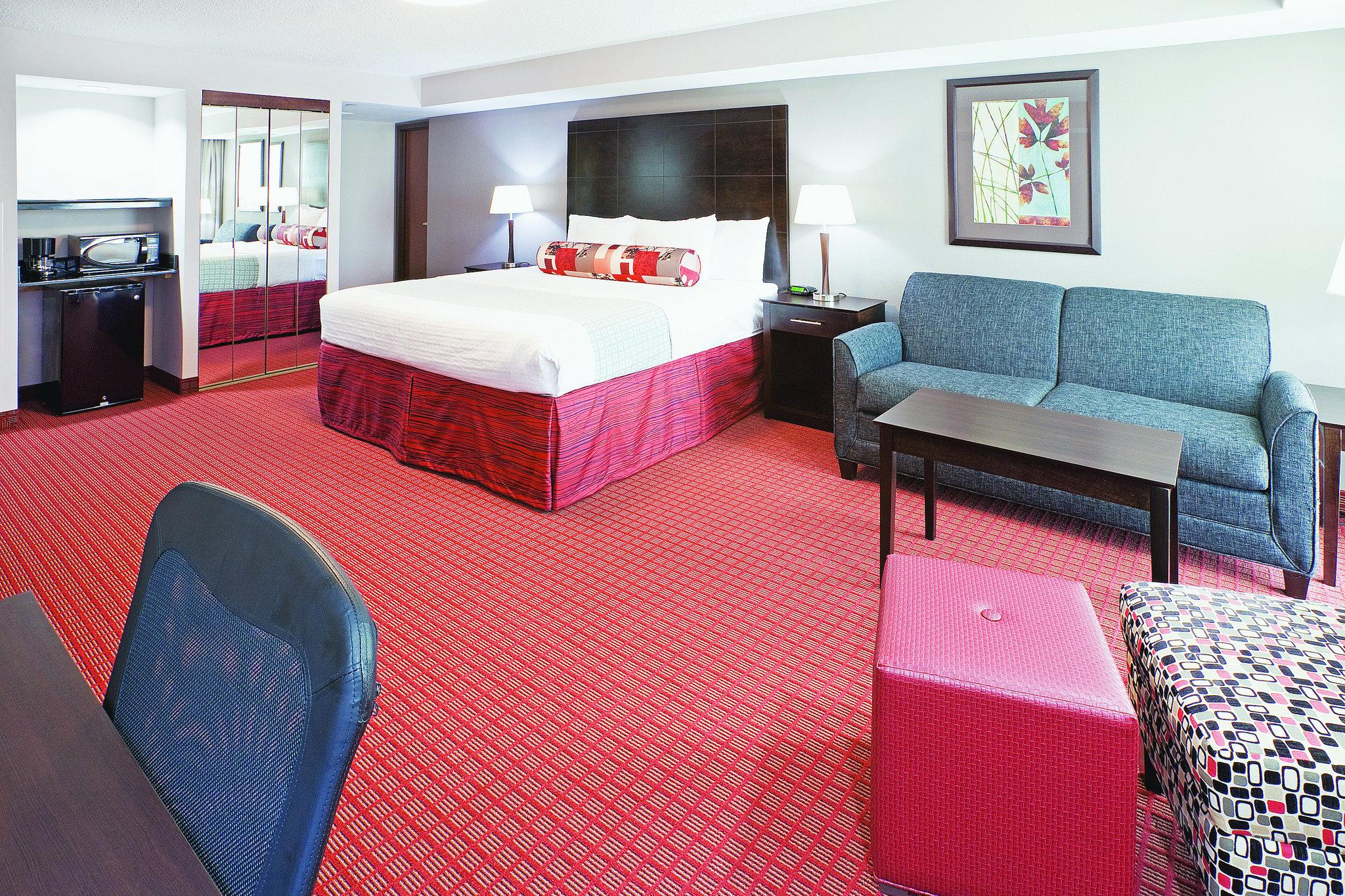 La Quinta Inn & Suites by Wyndham Dallas I-35 Walnut Hill Ln
