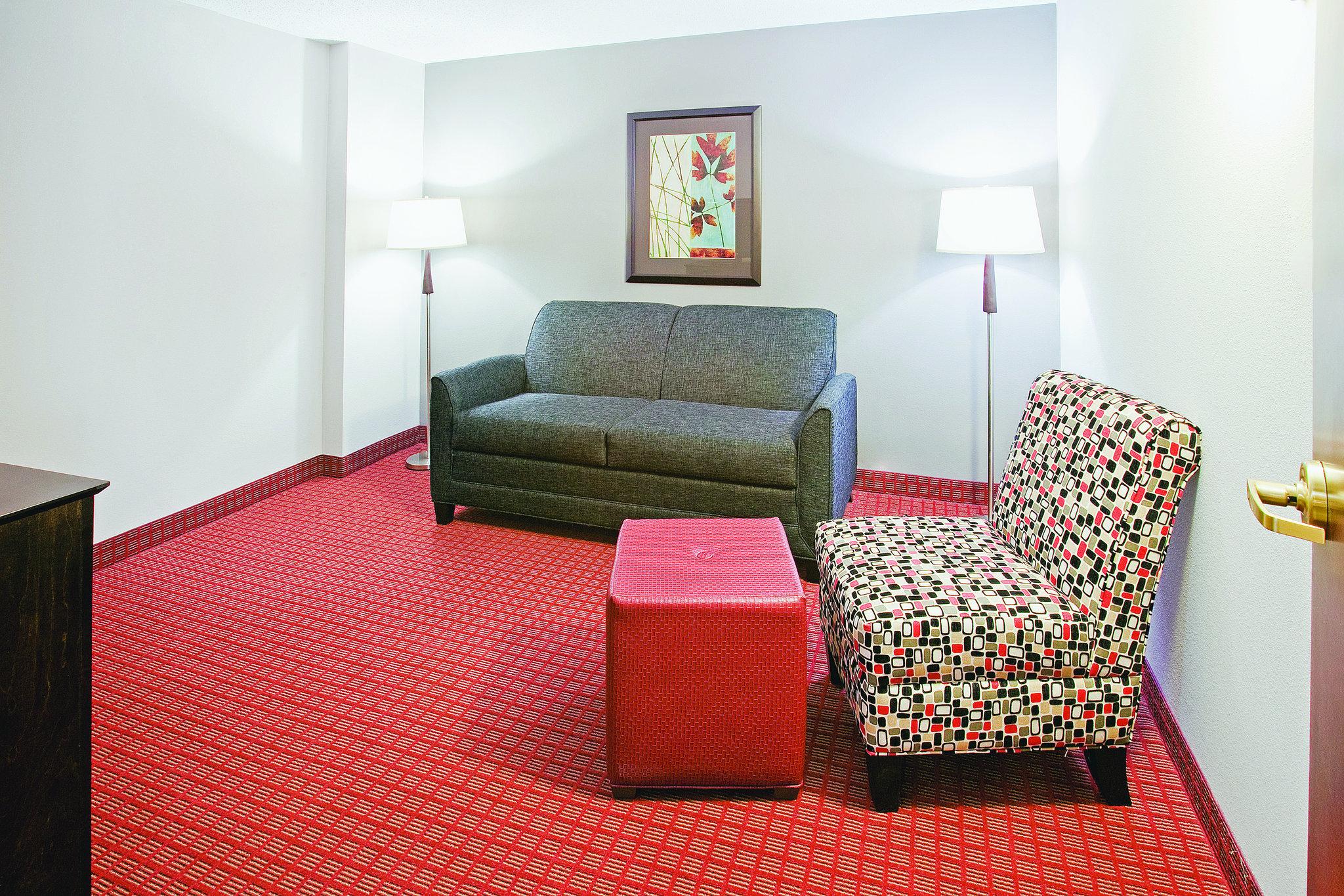 La Quinta Inn & Suites by Wyndham Dallas I-35 Walnut Hill Ln