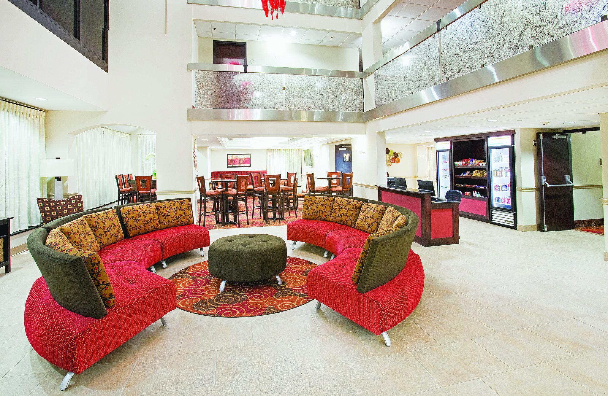 La Quinta Inn & Suites by Wyndham Dallas I-35 Walnut Hill Ln