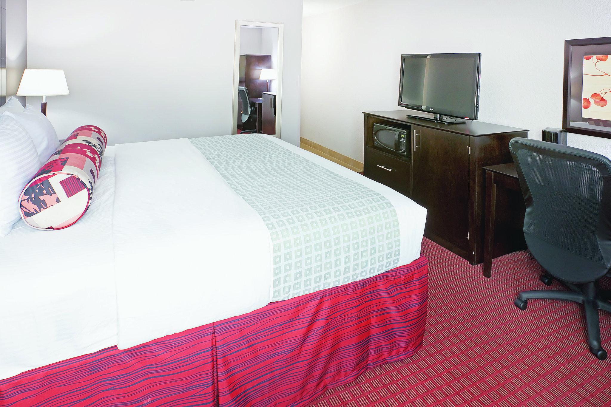 La Quinta Inn & Suites by Wyndham Dallas I-35 Walnut Hill Ln
